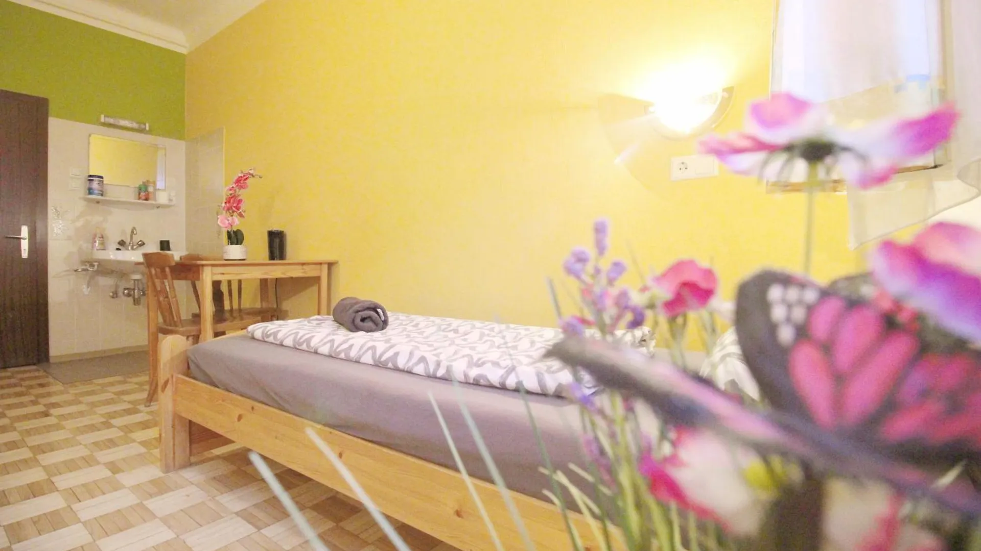 Double Room In Hutteldorfer Strasse Area Vienna Austria