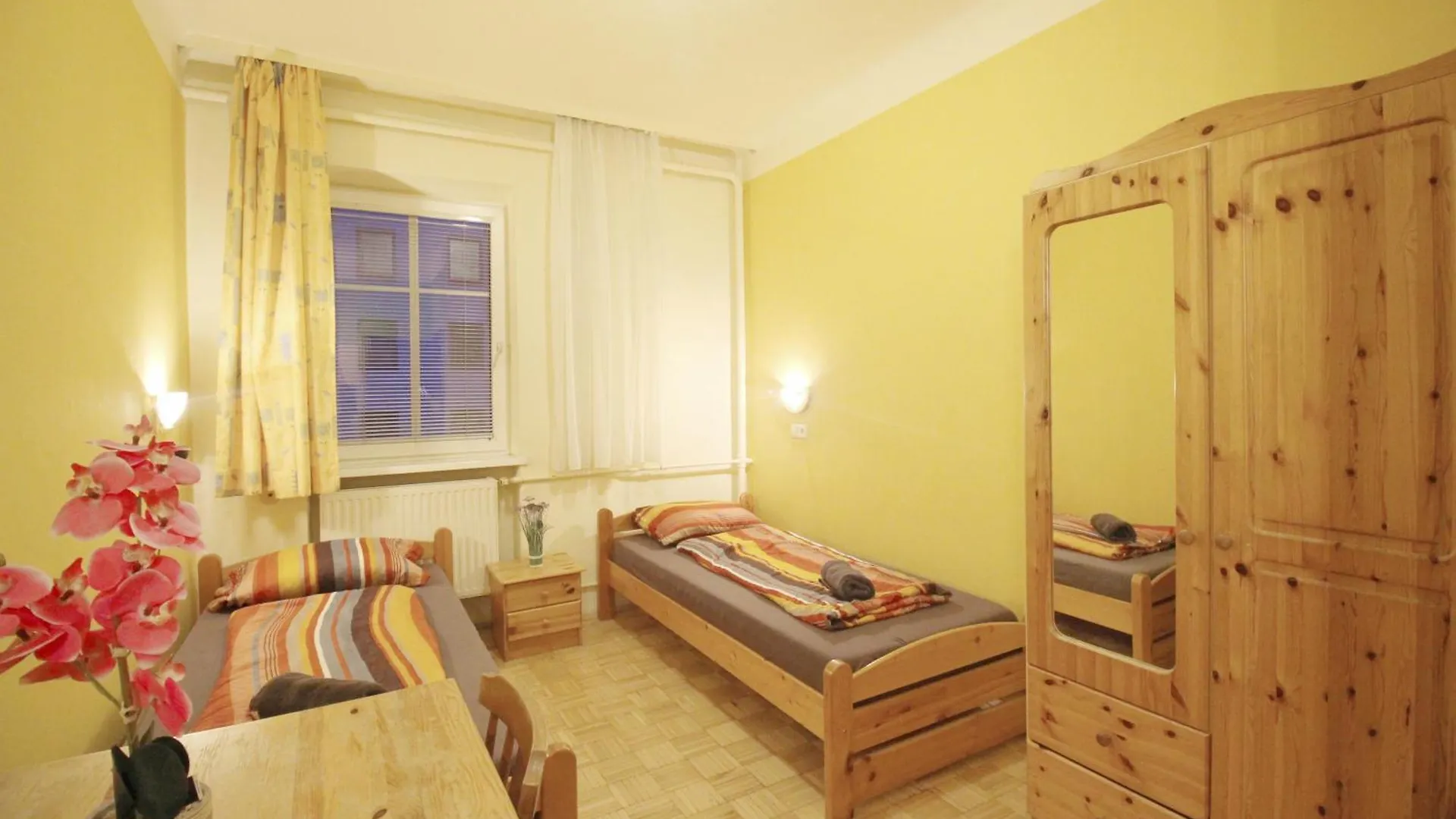 Double Room In Hutteldorfer Strasse Area Vienna Homestay