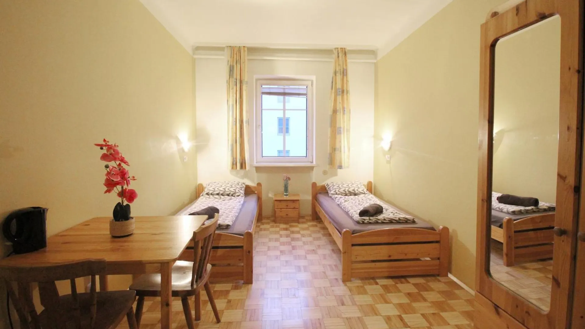 Homestay Double Room In Hutteldorfer Strasse Area Vienna