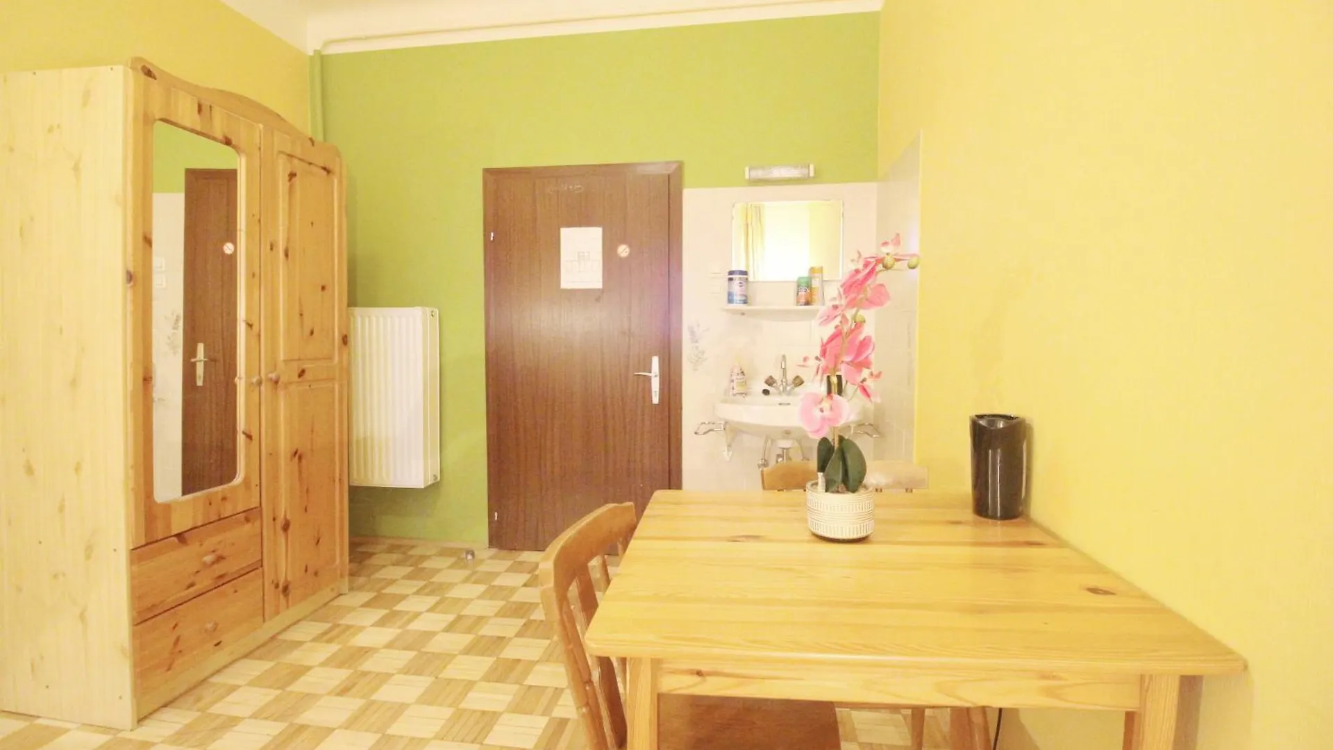 Homestay Double Room In Hutteldorfer Strasse Area Vienna