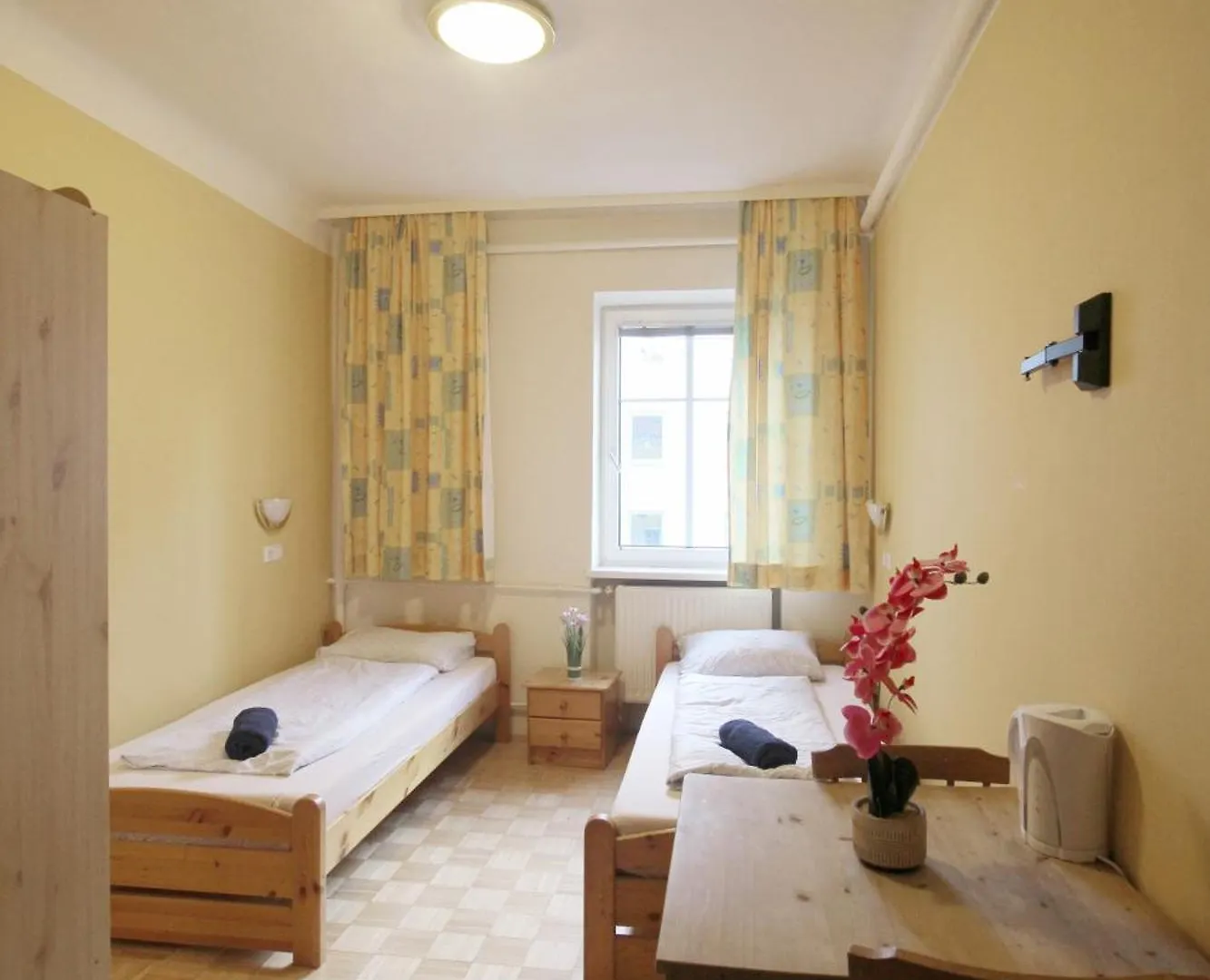 Double Room In Hutteldorfer Strasse Area Vienna Homestay