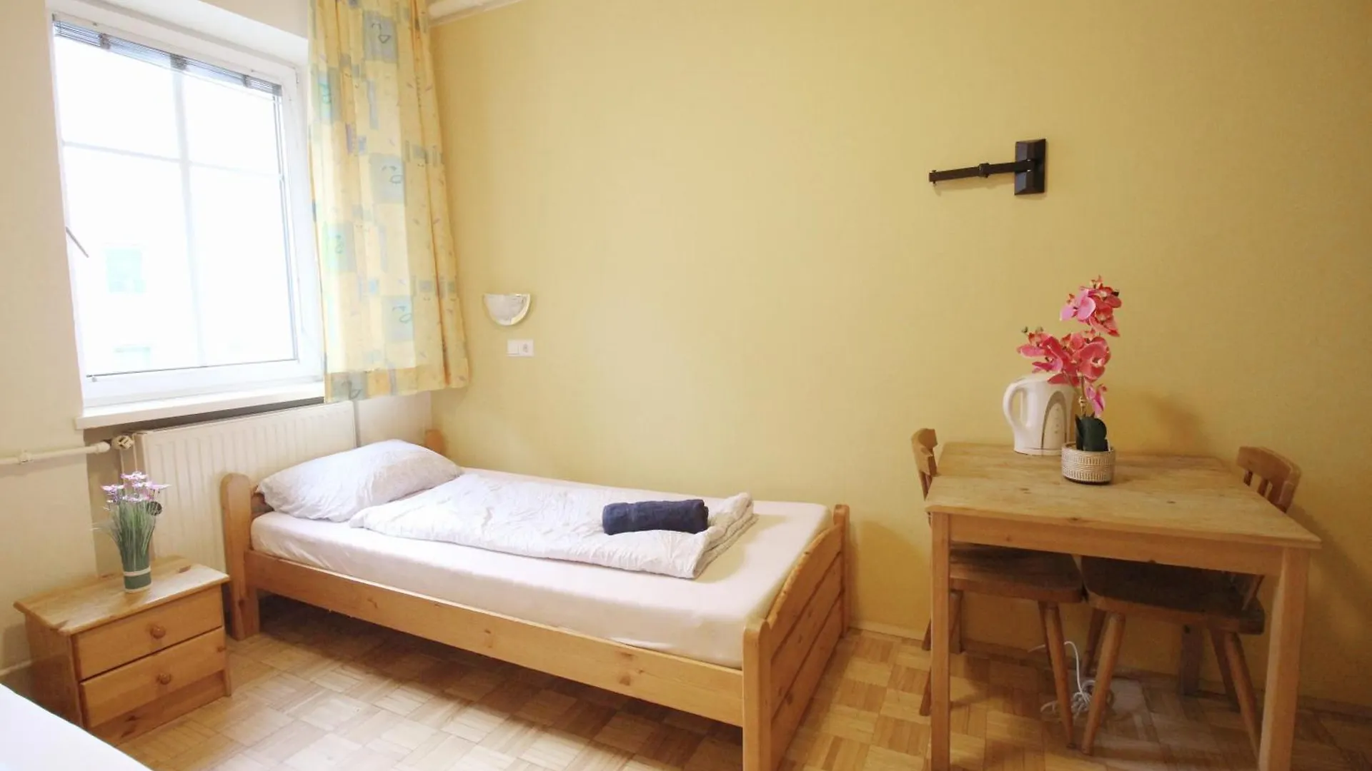 Double Room In Hutteldorfer Strasse Area Vienna 0*,  Austria